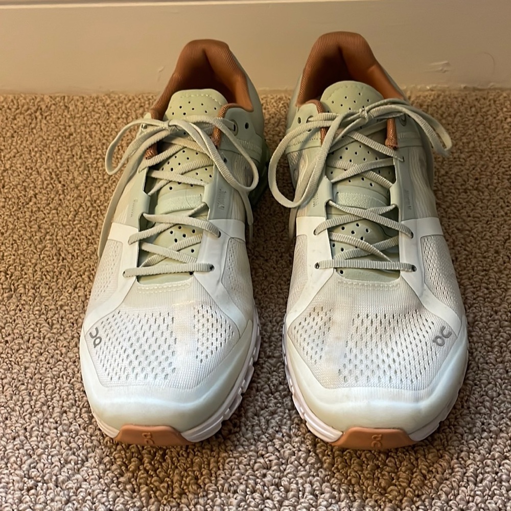 On Cloudflow Running Shoe. Size 8. Aloe/White